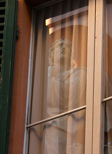 riflesso-statua-Madonna-dei-poveri-su-finestra-2.jpg