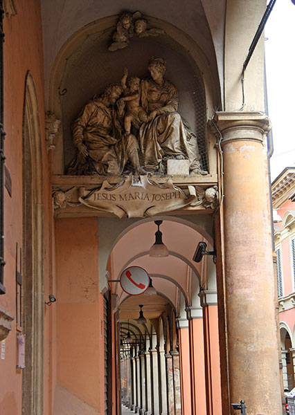 via-gallieraportico-statua.jpg