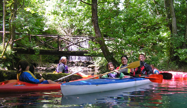 suviana-lago-8-gruppo-in-canoa.jpg