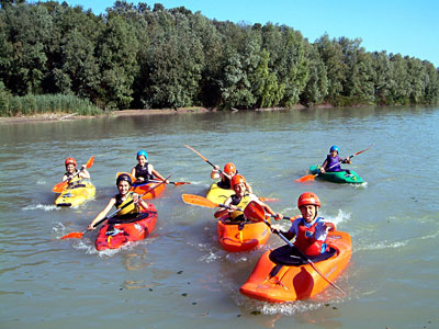 Attività estiva di canoa per bambini e ragazzi